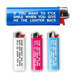 Könnte beinhalten: Eine Auswahl an Feuerzeugen in Blau, Weiß, Pink und Hellblau. Auf jedem Feuerzeug steht in weißer Schrift: "IF YOU WANT TO F*CK SMILE WHEN YOU GIVE ME THE LIGHTER BACK". Die Feuerzeuge haben einen roten Zündknopf.