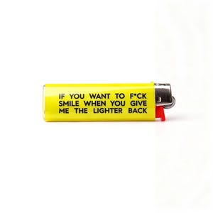 Puede incluir: Un encendedor amarillo con texto negro que dice "IF YOU WANT TO F*CK SMILE WHEN YOU GIVE ME THE LIGHTER BACK." El encendedor tiene un bot&oacute;n de encendido rojo y una parte superior de metal plateado. El encendedor est&aacute; sobre un fondo blanco.