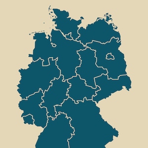 Könnte beinhalten: Eine teal-farbene Karte von Deutschland mit weißen Umrissen auf beigem Hintergrund. Das Wort "DEUTSCHLAND" steht oben, darunter "germany" in kleiner, kursiver Schrift. Die Karte zeigt die Regionen.