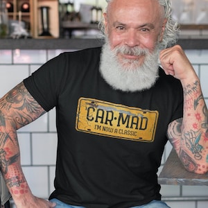Car Mad Im Now Uma camiseta clássica - Camiseta com placa de carro - Presente para fãs de carros