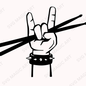 Può includere: Illustrazione in bianco e nero di una mano che fa il gesto del rock, con due bacchette nere. Il polso è adornato da un braccialetto borchiato. Per gli amanti della musica.