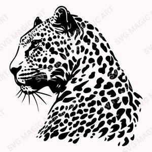 Op de afbeelding: Zwart-wit illustratie van de kop en het bovenlichaam van een luipaard in profiel. De vacht van de luipaard is gedetailleerd met zwarte vlekken. De afbeelding is een grafisch ontwerp, geschikt voor wandkunst of kleding.