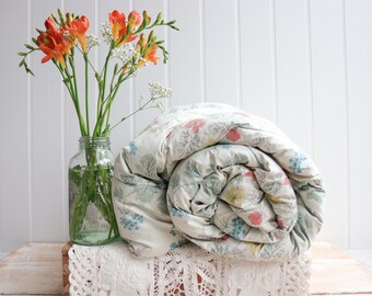 Vintage Single Eiderdown in a floral pattern