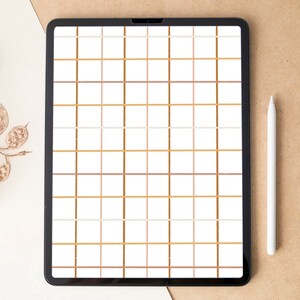Puede incluir: Una tableta digital con un patrón de cuadrícula en tonos marrones y beige. Un lápiz óptico blanco descansa junto a la tableta. Vainas de semillas y tallos secos en la esquina superior izquierda, sobre un fondo neutro.