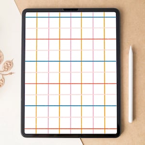 Puede incluir: Una tableta blanca con un marco negro que muestra un patrón de cuadrícula con líneas amarillas, rojas, rosadas y azules. Un lápiz blanco está sobre una superficie marrón junto a la tableta.