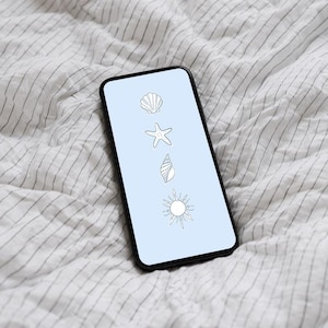 以下が含まれることがあります： スマートフォンは、貝殻、ヒトデ、渦巻き貝、太陽の白い線画が描かれた水色の画面を表示しています。 電話は白と灰色のストライプの生地の上にあります。