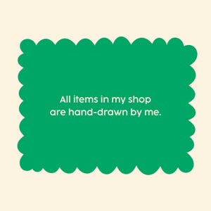 Puede incluir: Un rect&aacute;ngulo verde con bordes festoneados sobre un fondo crema. El texto dentro del rect&aacute;ngulo dice: "Todos los art&iacute;culos de mi tienda est&aacute;n dibujados a mano por m&iacute;."