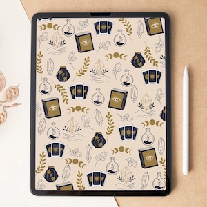 Op de afbeelding: Een digitale tablet toont een herhalend patroon van mystieke elementen. Het ontwerp omvat tarotkaarten, drankflessen, kristallen, boeken met een oogsymbool en halve manen in marineblauw en goud op een beige achtergrond. Een witte stylus ligt rechts.