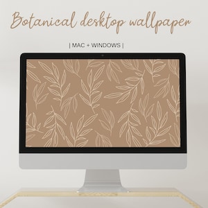 Può includere: Un computer desktop mostra uno sfondo a tema botanico. Lo sfondo presenta un motivo di foglie bianche disegnate a tratteggio su uno sfondo beige. Il testo "Botanical desktop wallpaper" è sopra lo schermo. Il computer è su una scrivania in legno chiaro.