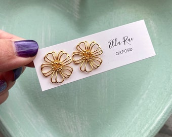 Grote bloem stud oorbellen, cadeau voor haar, gouden studs, verguld, statement studs