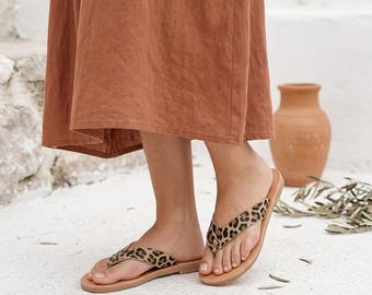 Leren sandalen met luipaardprint - teenslippers met exotische dierenprint - handgemaakte Griekse leren slippers - neutrale teenslippers met luipaardprint - plat zomer