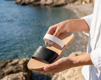 Ciabatte in pelle bianche e nere, sandali greci in pelle da donna, scarpe estive bicolore fatte a mano, sandali minimalisti, prodotti in Grecia
