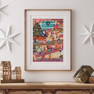 Può includere: Un'illustrazione incorniciata di una scena natalizia con Babbo Natale seduto su un divano, un albero di Natale decorato e molte persone e animali riuniti intorno. L'illustrazione è realizzata in uno stile colorato e fantasioso.