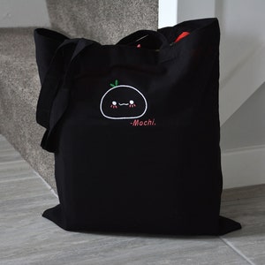 I am mochi in white - bestickte wiederverwendbare Baumwolltasche für das Leben Lebensmittel Einkaufstasche, Anime, Kawaii, Japan, Tama, Bento