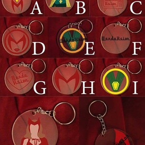 Puede incluir: Diez llaveros diferentes con varios dise&ntilde;os de la serie de Marvel WandaVision. Los llaveros son redondos y transparentes con dise&ntilde;os rojos, amarillos, verdes y blancos. Los dise&ntilde;os incluyen el logotipo de WandaVision, Wanda Maximoff, Vision y un televisor.