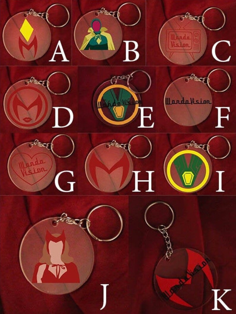Puede incluir: Diez llaveros diferentes con varios dise&ntilde;os de la serie de Marvel WandaVision. Los llaveros son redondos y transparentes con dise&ntilde;os rojos, amarillos, verdes y blancos. Los dise&ntilde;os incluyen el logotipo de WandaVision, Wanda Maximoff, Vision y un televisor.