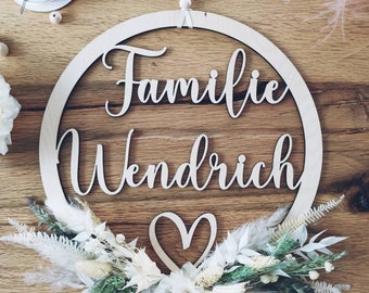 Personalisiertes Türschild aus Birkenholz mit Trockenblumen - das besondere Geschenk für Ehepaare & Familien und vielen weiteren Anlässen
