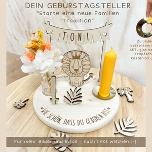Könnte beinhalten: Holz-Tortenaufsatz zum ersten Geburtstag mit einem Löwen, einem Banner mit der Aufschrift "TONI" und den Worten "Wie schon, dass du geboren bist".