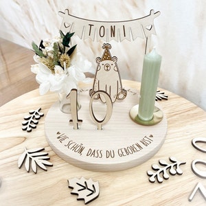 Assiette d'anniversaire personnalisée en bois de qualité supérieure avec vase et bougie, nom avec fanion, train d'anniversaire moderne, couronne d'anniversaire, cadeau