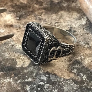 Anillo de hombre personalizado, anillo de piedra de ónix, anillo de plata de ley 925, anillo de hombre grabado, anillo con letra, regalo para novio, regalo para hombre, regalo para él