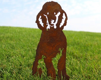 Peut inclure: Silhouette de caniche en métal brun rouillé, plantée dans l'herbe verte sous un ciel bleu. L'ornement de jardin en forme de chien présente des détails découpés pour les yeux, le nez et la bouche.