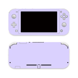 Puede incluir: Una consola de juegos portátil de color lila claro, que se muestra desde la parte delantera y trasera. La vista frontal muestra una pantalla negra, botones de control y un panel direccional. La vista trasera muestra el mismo color lila claro con algunas pequeñas aberturas.