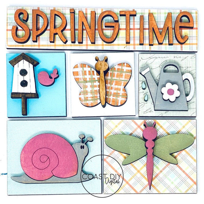 K&ouml;nnte beinhalten: Ein Holzschild mit dem Wort "SPRINGTIME" in orangefarbenen Buchstaben. Das Schild ist mit verschiedenen Fr&uuml;hlingsmotiven aus Holz verziert, darunter ein Vogelhaus, ein Schmetterling, eine Gie&szlig;kanne, eine Schnecke und eine Libelle. Der Hintergrund zeigt Pastellfarben und Karomuster.