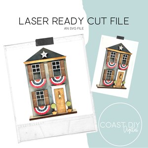 Può includere: File di taglio laser di una casa in legno con una stella sul tetto e ghirlande patriottiche. La casa ha finestre con persiane, una porta d'ingresso e piccole piante in vaso. Il testo "LASER READY CUT FILE" e "AN SVG FILE" sono visibili.