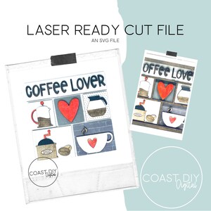 Könnte beinhalten: Eine digitale Schnittdatei für ein Schild für Kaffeelover. Das Schild zeigt eine Kaffeekanne, eine Kaffeemühle, eine Kaffeetasse und ein Herz. Der Text "COFFEE LOVER" befindet sich oben auf dem Schild. Das Schild ist im rustikalen Stil mit einem Holzmaserungshintergrund.