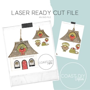 Può includere: Un file SVG da tagliare al laser per un ornamento natalizio dell'ufficio postale del Polo Nord. L'ornamento presenta una porta rossa, due finestre con ghirlande e una ghirlanda sul tetto. Il testo "NORTH POLE POST OFFICE" è stampato sul davanti dell'ornamento.
