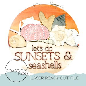 Puede incluir: Letrero redondo de madera con fondo de atardecer y conchas marinas. El letrero muestra el texto "let's do SUNSETS & seashells". Un logotipo de "COAST.DIY Digital" está en la parte inferior izquierda. Archivo de corte láser.
