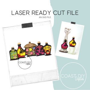 Puede incluir: Un conjunto de cinco botellas de poción con temática de Halloween con etiquetas que dicen "Reeves", "Eye of Newt" y "Eye of New", en un diseño de corte por láser. Las botellas son de varios colores, incluyendo rojo, amarillo, verde y negro.