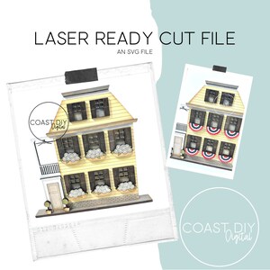 Peut inclure: Une maison jaune avec des volets noirs et des jardinières blanches. La maison a un porche blanc et une porte blanche. La maison est décorée de guirlandes rouge, blanche et bleue. L'image est étiquetée "COAST DIY Digital" et "LASER READY CUT FILE AN SVG FILE".