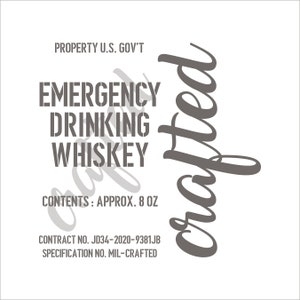 Puede incluir: Fondo blanco con texto que dice "PROPERTY U.S. GOV'T EMERGENCY DRINKING WHISKEY". El texto "crafted" está escrito verticalmente en cursiva. El contenido es de aproximadamente 237 ml.