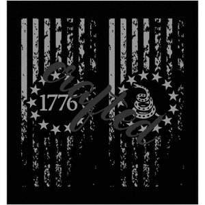 Könnte beinhalten: Schwarzes Grafikdesign mit einem verwitterten amerikanischen Flaggenmuster. Das Design enthält den Schriftzug "Gifted" in einer Schreibschrift, die Zahl "1776" und eine zusammengerollte Schlange in einem Sternenkreis. Der Stil ist vintage und patriotisch.
