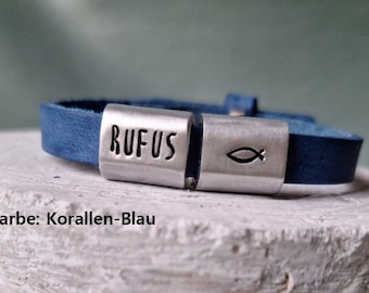 Armband Junge personalisiert Name, Leder, Fisch Symbol, Geschenk zur Kommunion, Konfirmation, Gravur von Hand geprägt