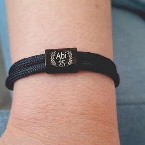 Abi 25 mit Lorbeerkranz –  Abitur 2025 Edelstahl Armband aus Segeltau –  personalisiert  –   Sieger Armband – Geschenk Abi Junge Mädchen