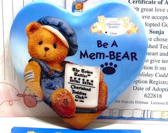 Cherished Teddies Club Herz Pin Abzeichen Be A Mem-BEAR Enesco 1996 Mitgliedskarte Sammlerstück mit Karte & Zertifikat