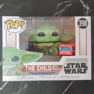 Figura Funko Pop Grogu Baby Yoda El Niño con Colgante #398 Star Wars Fall Convention Edición Limitada