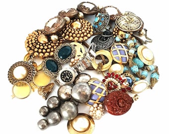 Lote de joyas vintage: Pendientes llamativos en tono dorado, broches, perlas de imitación (años 60-80)