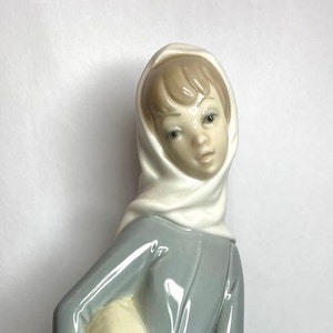Statuetta di porcellana Lladro A forma di donna che tiene una pecora / Lladro spagna / figurina di porcellana unica