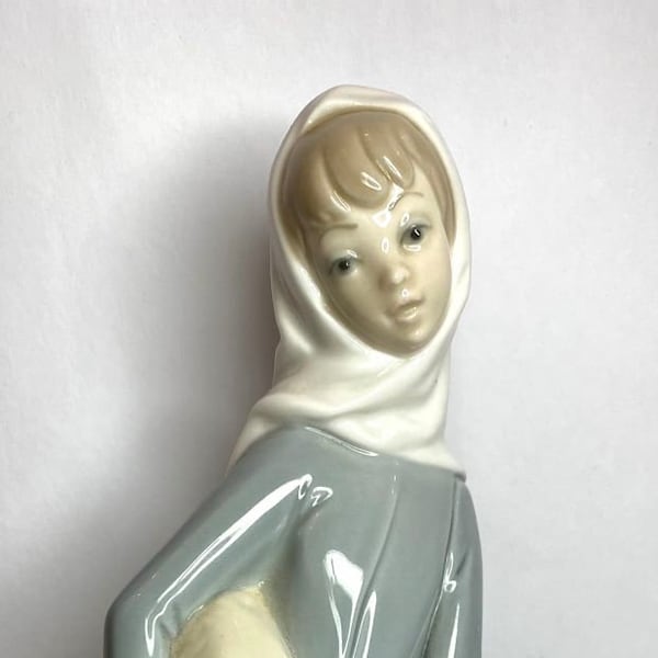 Figurine en porcelaine lladro En forme de femme tenant un mouton / Lladro espagne / figurine unique en porcelaine