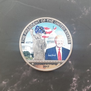 Office Of The First Lady - Melania Trump A Coin From FLOTUS's First Term In Office With President Donald Trump. A Common All Gold Theme Used In Their Coins For His First - Foto 10