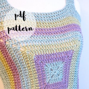 Puede incluir: Un top de crochet con un diseño cuadrado en el centro. El top está hecho con hilo azul claro, amarillo y morado. El texto "pdf pattern" está en un círculo blanco en la parte superior de la imagen. El texto "fiber flux" está en un círculo blanco en la parte inferior de la imagen.