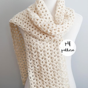 Op de afbeelding: Een gehaakte sjaal in crèmekleur met een ruitpatroon. De sjaal wordt getoond op een wit mannequin. De tekst "pdf pattern" is zichtbaar op de afbeelding. De tekst "fiber flux" is zichtbaar op de afbeelding.