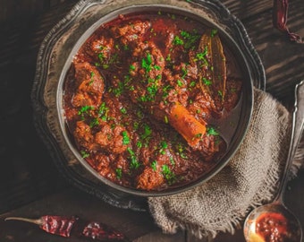 Rajasthani Laal Maas Meal Kit mit Rezept zum schrittweisen Kochen.