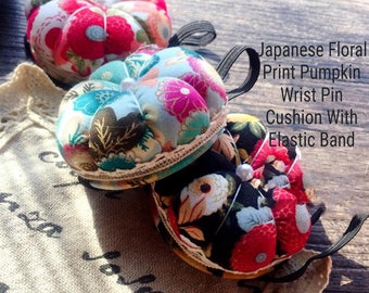 Coussin d'épingle de poignet de citrouille d'impression florale japonaise avec la couture de bande élastique pour le coussin d'aiguille de boule d'insertion d'aiguille de tissu rétro