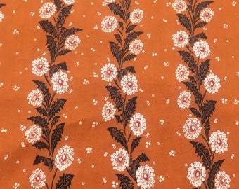 Tissu de robe en coton et lin imprimé floral orange brûlé 145 cm de large