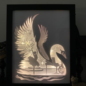 Caja de sombras iluminada de cisne negro: arte de ballet, regalo de bailarina