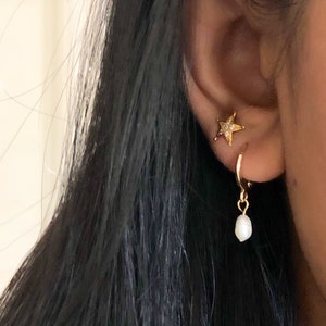 Süßwasser Perle Creolen, kleine Gold Huggie Creolen, zierliche Hängeohrringe, Geschenk für sie, Gold Charm Ohrringe, Perlenschmuck